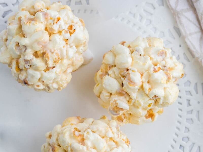 Bolitas de cotufas con chocolate blanco